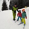 Manuel Raither, Inhaber Intersport Raither, mit seinen beiden Kindern Helen (5) und Klara (7) auf der Piste.