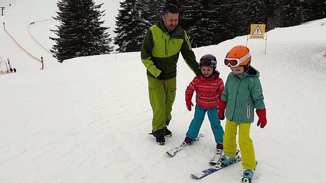 Manuel Raither, Inhaber Intersport Raither, mit seinen beiden Kindern Helen (5) und Klara (7) auf der Piste.