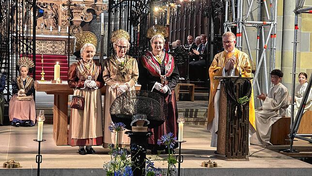 Pfarrer Bernd Walter holte nach seiner Predigt zu sich auf den Altar (von links): Marianne Zugmantel (älteste Trachtenfrau), Brigitte ...