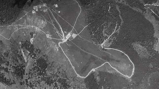 Die Einschlagstrichter des Artilleriebeschusses des Belchen sind bei dieser US-Luftaufnahme aus dem Jahr 1945 unschwer zu erkennen. In ...