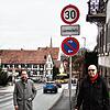 Bürgermeister Michael Klinger und Heinz-Dieter Restle vom Bauamt schauen sich die neue Beschilderung im Gottmadinger Ortsteil Randegg an.