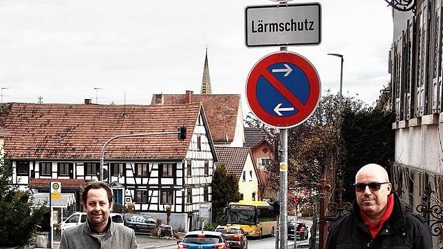 Bürgermeister Michael Klinger und Heinz-Dieter Restle vom Bauamt schauen sich die neue Beschilderung im Gottmadinger Ortsteil Randegg an.