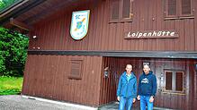 Der Vorsitzende des Skiclubs, Jürgen Längin (rechts), und sein Stellvertreter Ralf Dietz blicken auf die Entwicklung der Loipenhütte ...