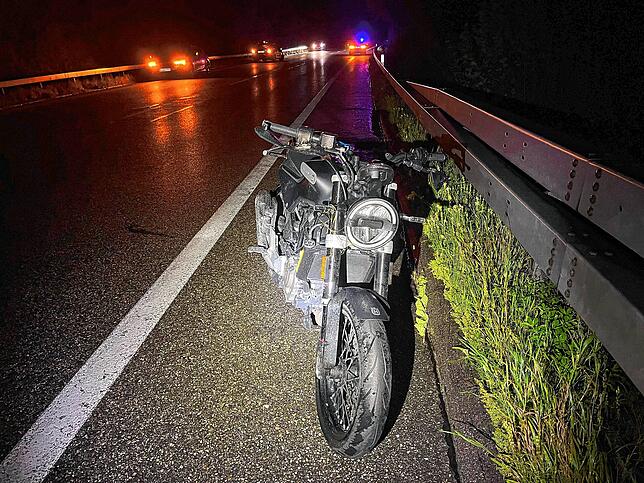 Ein 17-jähriger Motorradfahrer stürzte und erlitt schwere Verletzungen.