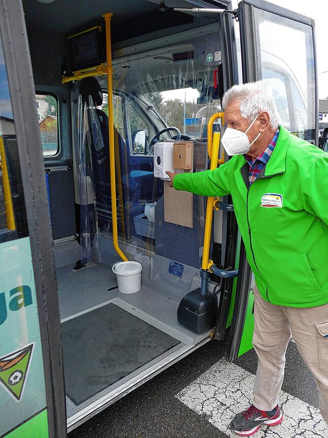 Wer mitfahren möchte, muss sich hier die Hände desinfizieren.