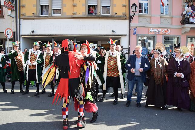 Bild 9: AKK tanzt durch die Straßen: Noch mehr Bilder vom Umzug am Schmotzigen Dunschtig in Stockach
