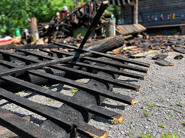 Die Grillstelle war am Sonntagnachmittag verkohlt. Die Feuerwehr musste die Überreste zerlegen und abtransportieren.
