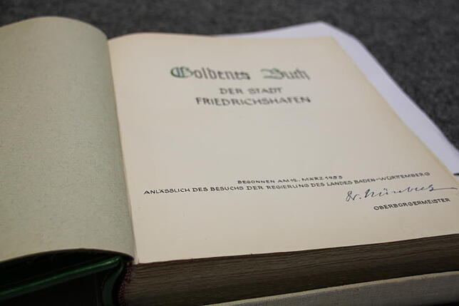 Das Goldene Buch wird verwahrt in einem Safe im Büro des Oberbürgermeisters und wird nur bei besonderen Anlässen herausgeholt – vor ...