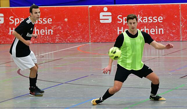 Bild 2: SV 08 Laufenburg stürmt gegen Spvgg. Andelsbach furios ins Endspiel
