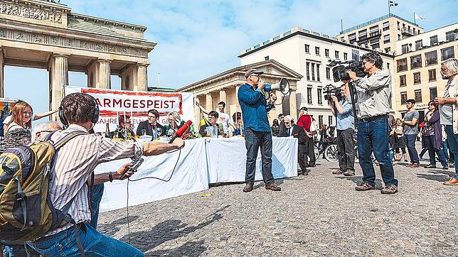 Armutsexperte Stefan Selke bei der Demonstration vor dem Brandenburger Tor. Der Furtwanger Professor ist am 15. Oktober im Fernsehen zu ...
