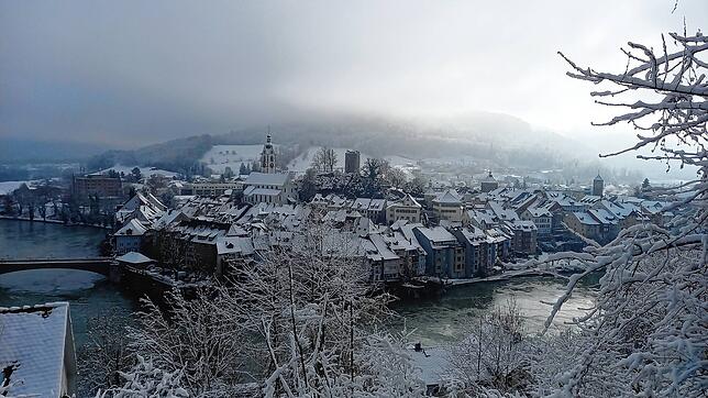 Winter am Rheinufer Laufenburg am 3. Dezember. Der Nebel verleiht der Altstadt einen mystischen Charme.