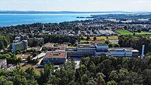 Das Klinikum Friedrichshafen, im Hintergrund der Bodensee: In den vergangenen Monaten gab es über die Zukunft des Krankenhauses einen ...