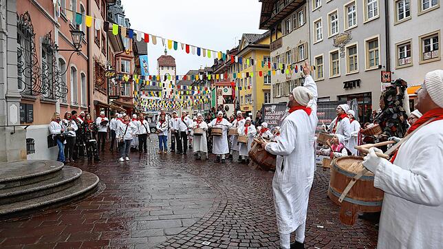 Bild : Die Narren der Narro-Zunft mischen Waldshut auf – Die besten Bilder vom Schmutzigen Dunschtig