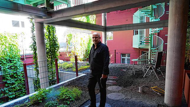 Der neue Innenhof zwischen den Gebäuden (Kaiserstraße 31/Rheinstraße 6) ist auf insgesamt vier Ebenen begrünt. Eine mintgrüne ...