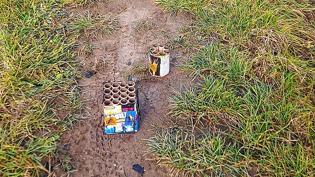 Raketenmüll und leere Batterien fand der Überlinger Jürgen Schmitz bei einem Spaziergang am 29. Dezember in Überlingen-Aufkirch vor. ...