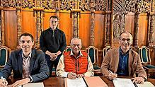 Christian Wörpel (Schönwald), Gallus Strobel (Triberg) und Jörg Frey (Schonach) bei der erneuten Vertragsunterzeichnung.  Foto: Sabine Kobek