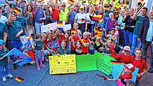 Alle Gäste der Feier, vor allem natürlich die Mitglieder des Skiclubs, warten vor dem Dorfgemeinschaftshaus auf Daniela Maier (Bildmitte ...