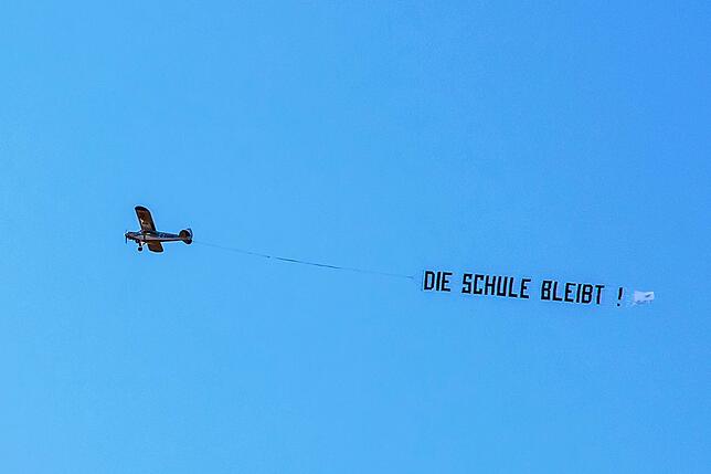Fliegender Protest gegen die von Oberbürgermeister Roth angestrebten Schließungen dreier Dorfschulen: Dieser Flieger ist ein ...