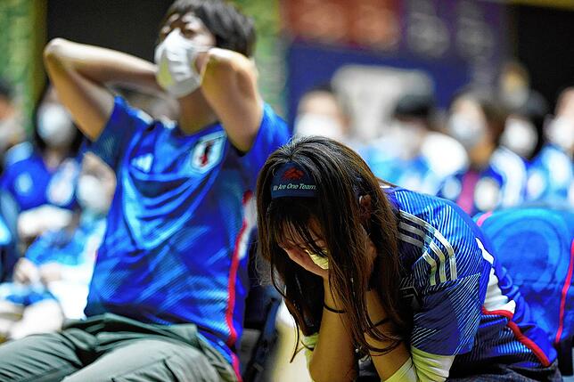 Hängende Köpfe bei japanischen Fans in Tokio nach der Niederlage gegen Costa Rica.