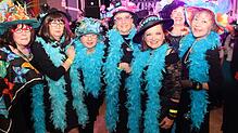 Leuchtend: Federboas und wunderschöne Hüte. Auch das zeichnet die Wiiberfasnacht in Bad Säckingen aus.