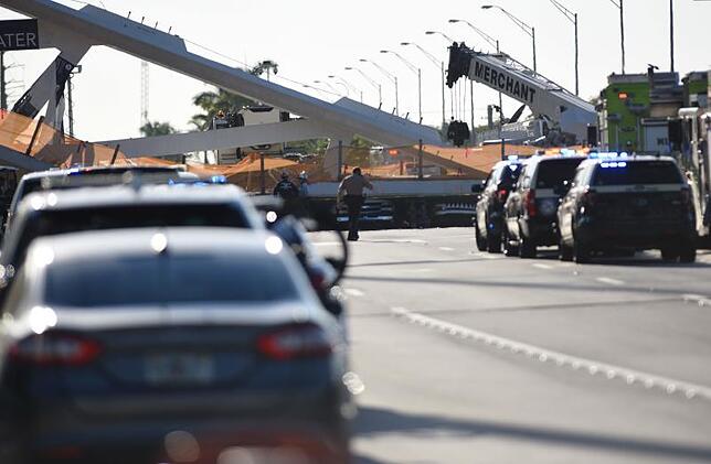 Einsatzkräfte untersuchen die eingestürzte Fußgängerbrücke in Miami, Florida.