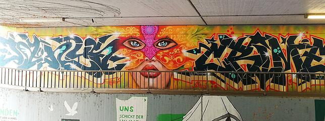 Eine geheimnisvolle Maske wurde auf die Betonwände gezaubert.