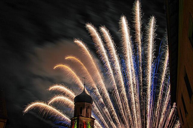 Laut Meteorologe Schmidt ist das Silvesterfeuerwerk am Bodensee dieses Jahr zumindest am Anfang gut zu erkennen. Danach sorgen die ...