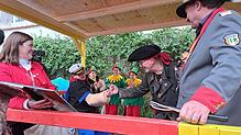 Mario Böhler (links) von den Niederbürglern und Oberfreibeuter Uli Burchardt machen ein Fingerwrestling um die Vorherrschaft in der Stadt.