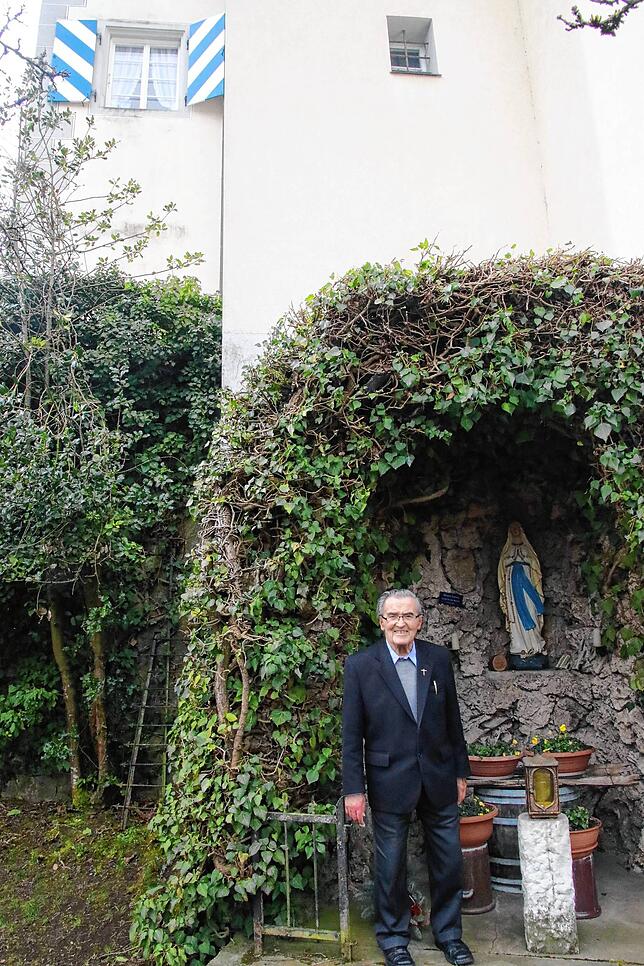 Pfarrer Karl Boll vor dem alten Schlossturm. Hinter den Fenstern über ihm liegt seine Wohnung.