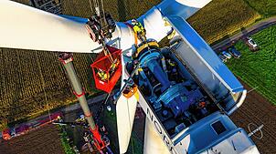 Arbeiten in luftiger Höhe: Hier wird die Demontage des Rotors am Weilersbacher Windrad vorbereitet.