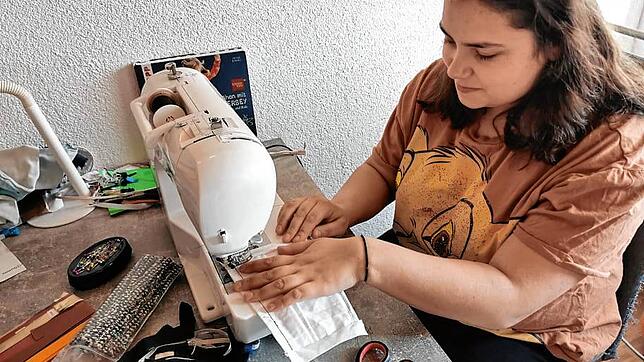 Leonie Isinov (15) aus Schwenningen hat schon zehn Atemschutzmasken selbst genäht. Diese stellt die Familie einer Arztpraxis kostenlos ...