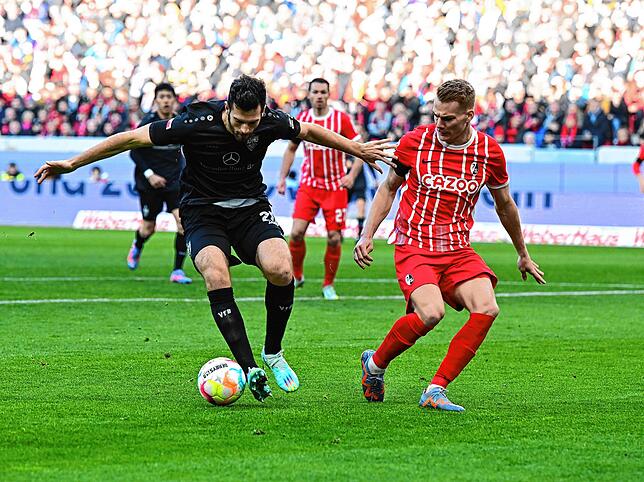 Fußball, Bundesliga, SC Freiburg &ndash; VfB Stuttgart, 20. Spieltag, Europa-Park Stadion. Stuttgarts Luca Pfeiffer (l) und Freiburgs ...