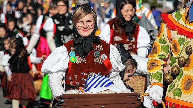 Da kann man nur glücklich sein: Bei bestem Wetter sind Gretle und Hansel zahlreich in der Hüfinger Innenstadt unterwegs.