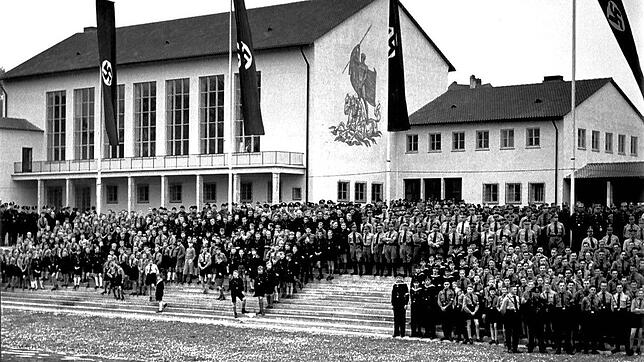 Bei der Eröffnung des Kur- und Hallenbads im Oktober 1937 wehten die Hakenkreuz-Flaggen am Ufer des Konstanzer Seerheins.
