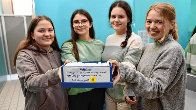 Mila, Lina, Marie und Hannah (von links) sorgen am Ellenrieder-Gymnasium dafür, dass die Mädchentoiletten mit kostenlosen ...