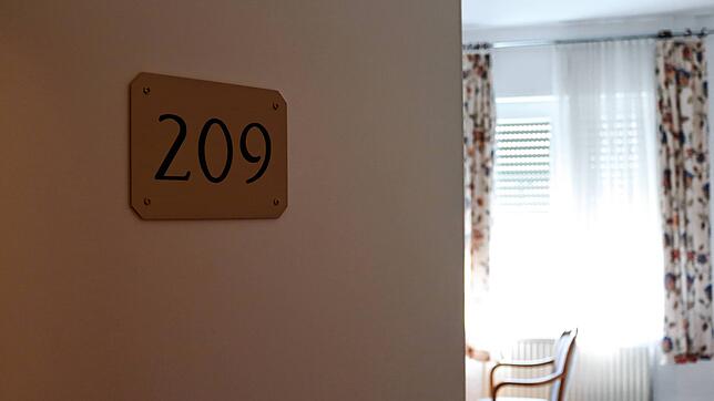 Im ehemaligen Hotel Goldener Hirsch können in 67 Doppelzimmern knapp 140 Menschen untergebracht werden.