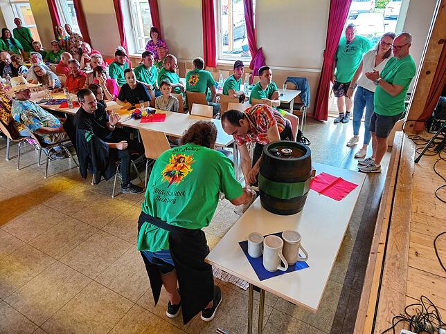 Bürgermeister Ozan Topcuogullari zapft das Fass an.