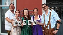 Stoßen schon mal auf das Oktoberfest des Fanfarenzugs an: (von links) Uwe Guduscheit, Annika Horning, Larissa Schäuble, Kirstin Ehe und ...