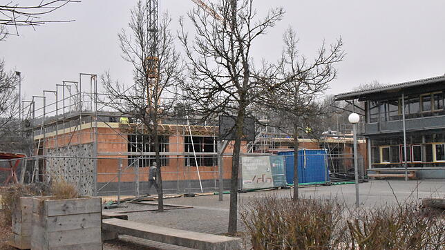 Der Schulerweiterungsbau wächst stetig. Der Gemeinderat beschloss nun weitere Ausschreibungen. Freiwerdende Räume in der alten Schule ...
