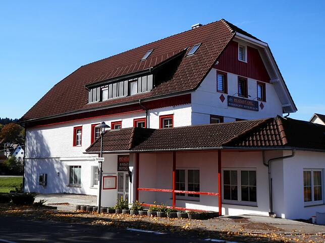 Aus dem Gasthaus "Krone" wurde nach dreivierteljähriger Schließung und mit Besitzerwechsel der Grüninger "Hexenstadel".
