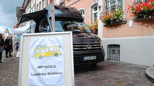 Der Impfbus fährt auch im Oktober durch den Kreis Waldshut. Unser Bild zeigt die Station am 6. Oktober in der Waldshuter Kaiserstraße.