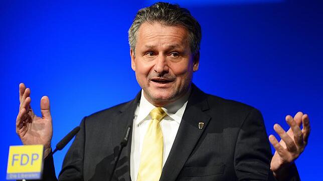 Archivbild: Hans-Ulrich Rülke, der Vorsitzende der FDP-Fraktion im Landtag von Baden-Württemberg, spricht im November 2013 beim ...