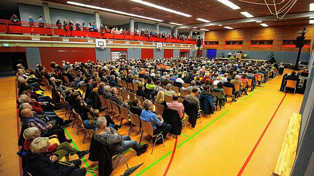 Die Lichtenberghalle in Oberuhldingen ist voll besetzt zur Vorstellung der fünf Bürgermeisterkandidaten.