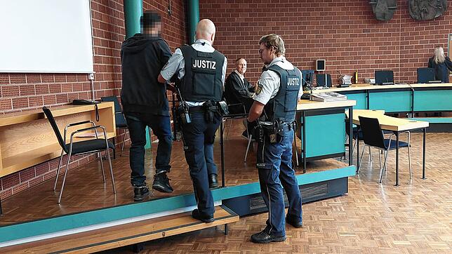 Der 35-jährige Deutsche mit irakischen Wurzeln wird von Justizbeamten in den Schwurgerichtssaal des Landgerichts Konstanz geführt.