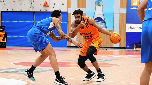Courtney Stockard (rechts) versucht, Karlsruhes Kavin Gilder-Tilbury im Dribbling zu schlagen. Der US-Amerikaner war mit 24 Punkten ...