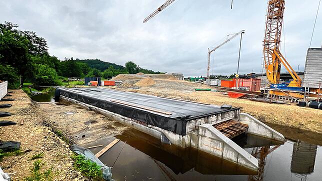Das Wasser in der Baugrube bei der B33 bei Allensbach (Kaltbrunner Straße) steht am Montag (3. Juni) noch immer.