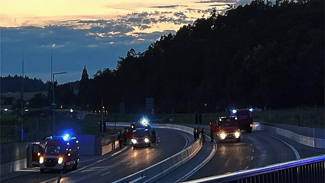 In der Nordröhre des Tunnels Waldsiedlung geht am Dienstagabend, 18. Juni, um 21.23 Uhr der Brandalarm los. 77 Einsatzkräfte der ...