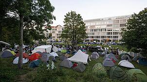Das Protestcamp vor dem Elbit-Bürogebäude ist bis Sonntag genehmigt.