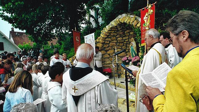 Zahlreiche Menschen haben sich vor 20 Jahren vor der Mariengrotte in Büßlingen versammelt. Sie wurde damals von den beiden Pfarrern ...