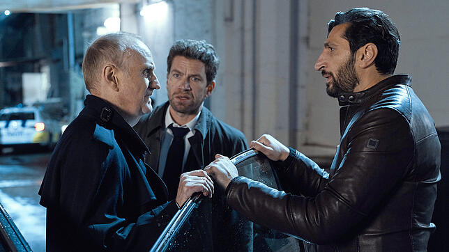 Soren Pilmark (l-r) als Polizeichef Marcus Jacobson und das Ermittlerduo Carl Mørck (Nikolaj Lie Kaas) und Assad (Fares Fares) bei ihrem ...
